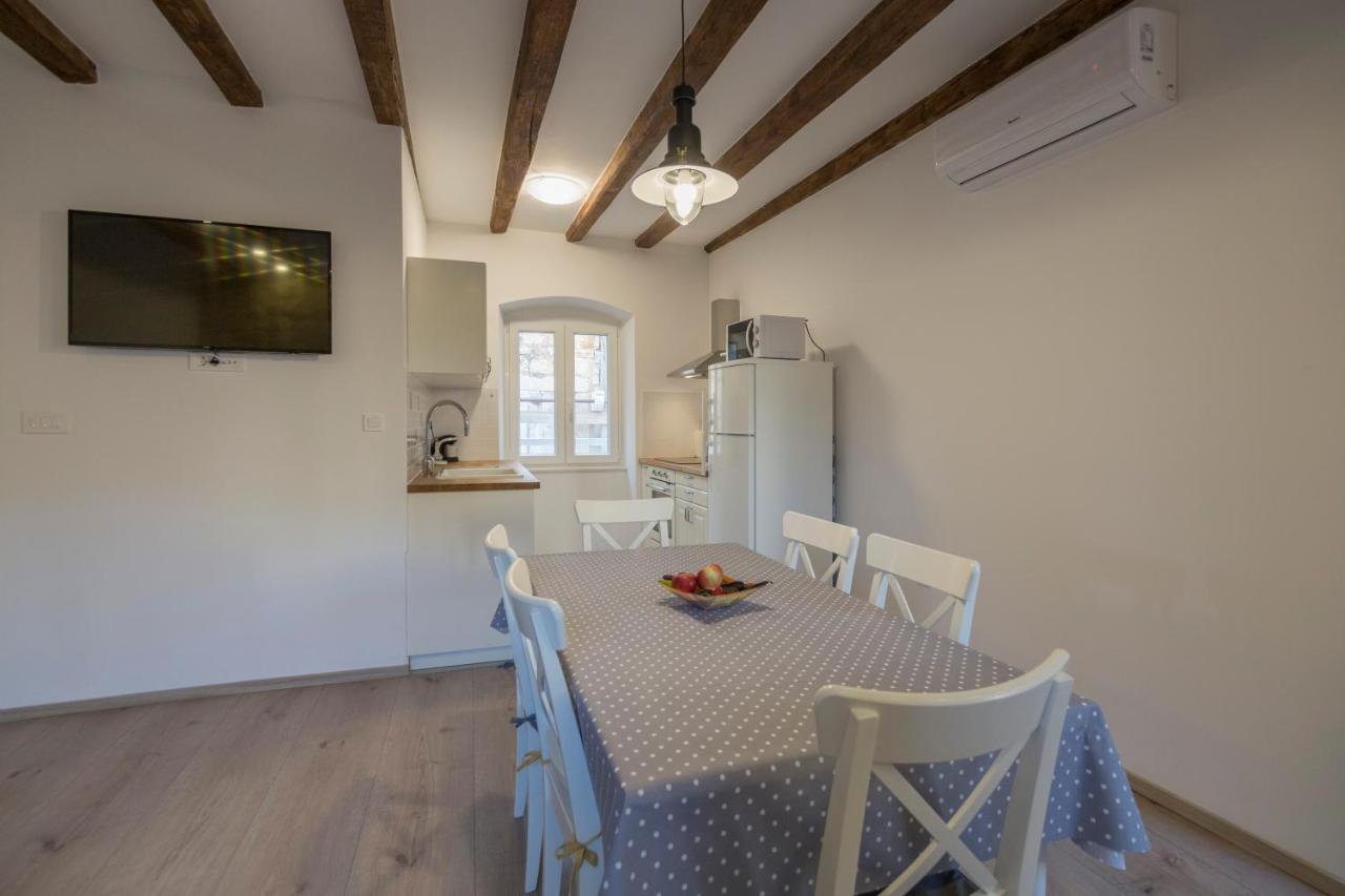 Apartments Bepi Комижа Екстер'єр фото