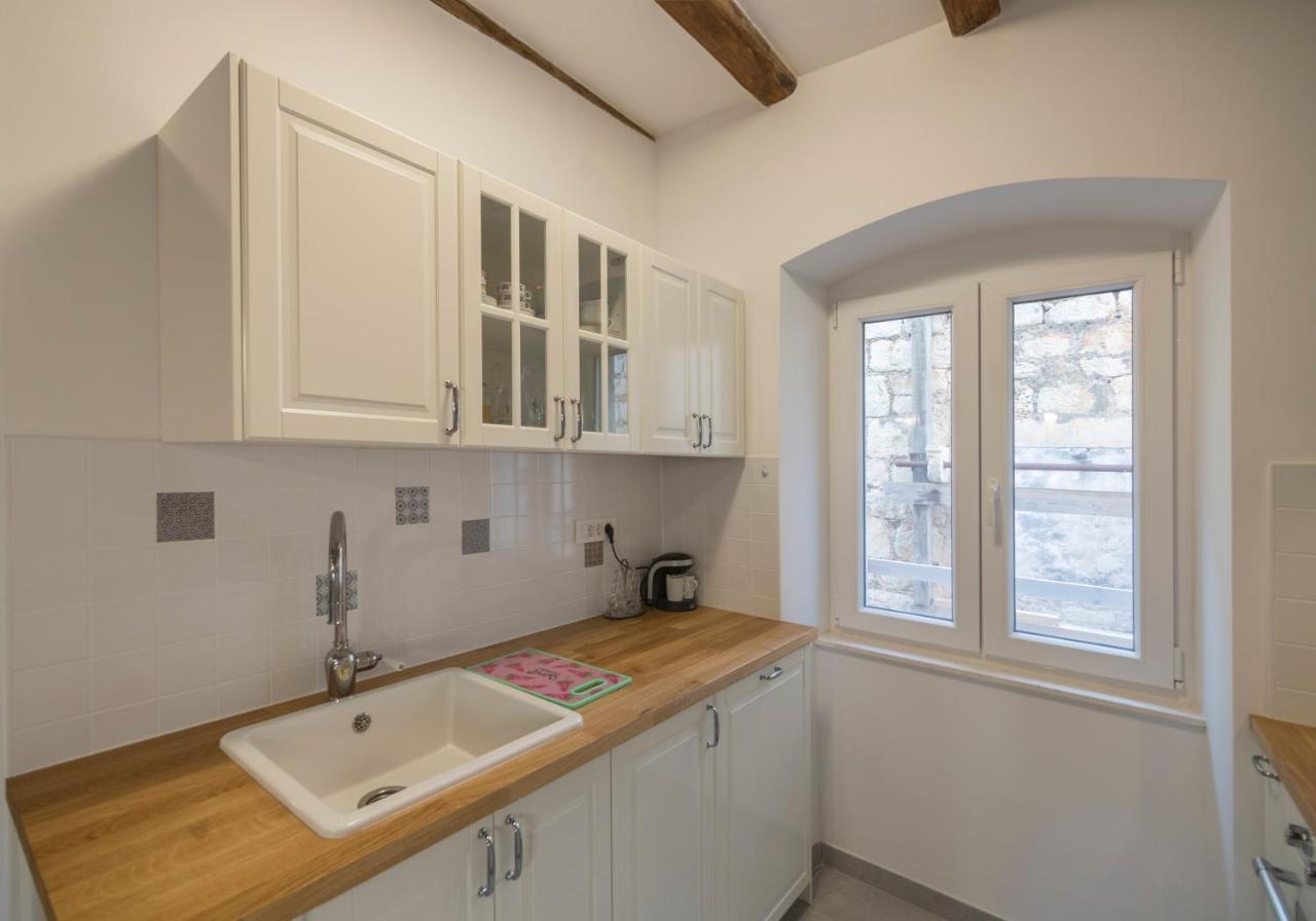 Apartments Bepi Комижа Екстер'єр фото